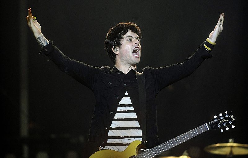 Billie Joe Armstrong, vocalista, compositor y guitarrista de Green Day, jalea al público durante su actuación en el BBK Live.