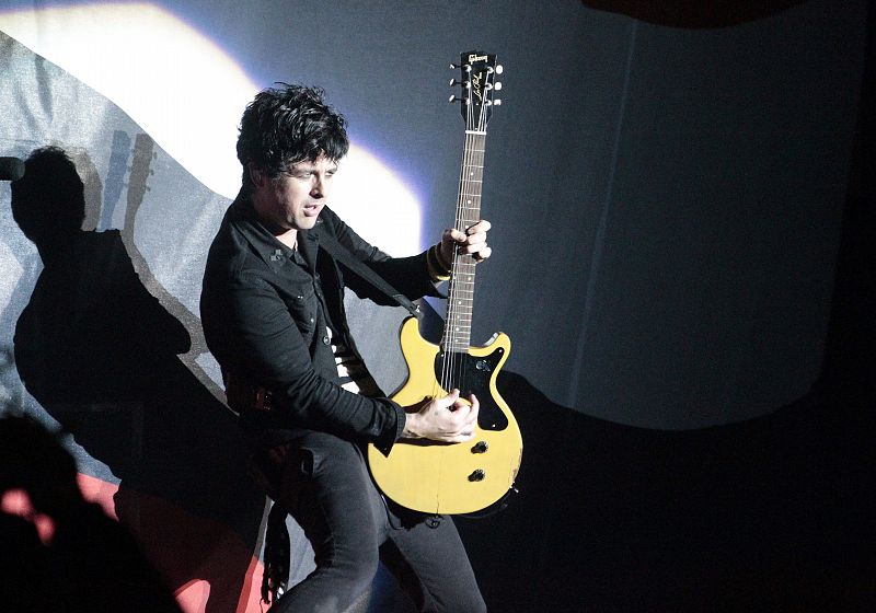 El cantante y guitarrista de la banda californiana "Green Day", Billie Joe Armstrong, durante el concierto ofrecido hoy en la jornada de clausura del Festival Bilbao BBK Live