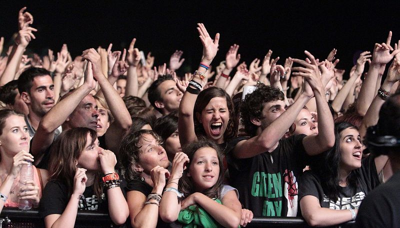 Seguidores de la banda californiana "Green Day", durante el concierto ofrecido esta noche en la jornada de clausura del Festival Bilbao BBK Live.