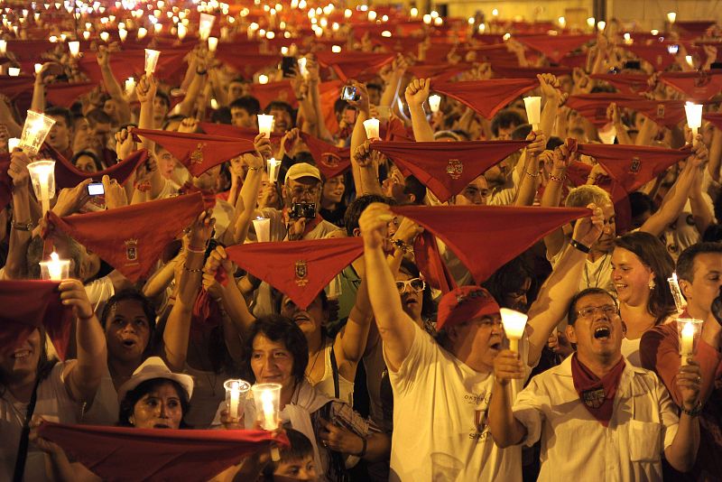 Miles de personas cierran las fiestas de San Fermín en la Plaza del Ayuntamiento de Pamplona entonando el tradicional "Pobre de mí" con velas y pañuelos al aire.