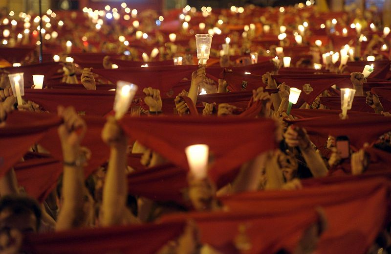 Miles de pañuelos rojos en alto y velas encendidas han despedido las fiestas de San Fermín de este año en la Plaza del Ayuntamiento de Pamplona