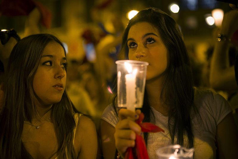 A medio camino entre la emoción del luto y la alegría por la espera de las nuevas fiestas, Pamplona canta el "Pobre de mí"