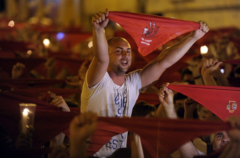 Uno de los miles de asistentes a la plaza del Ayuntamiento de Pamplona para cantar el "Pobre de mí" y despedir las fiestas de San Fermín