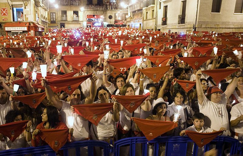 Pamploneses y turistas abarrotan la Plaza del Ayuntamiento para entonar el "Pobre de mí" y poner fin a las fiestas de San Fermín de 2013