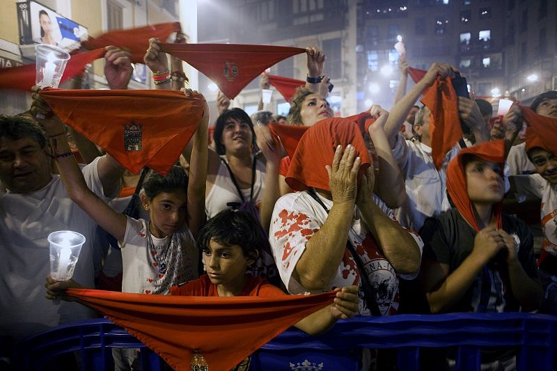 Entre la alegría y el lamento, miles de personas cierran las fiestas de San Fermín 2013 con el tradicional "Pobre de mí".