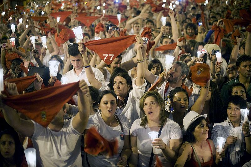 Miles de personas se concentran en varias plazas de Pamplona para cerrar las fiestas de San Fermín cantando el "Pobre de mí"