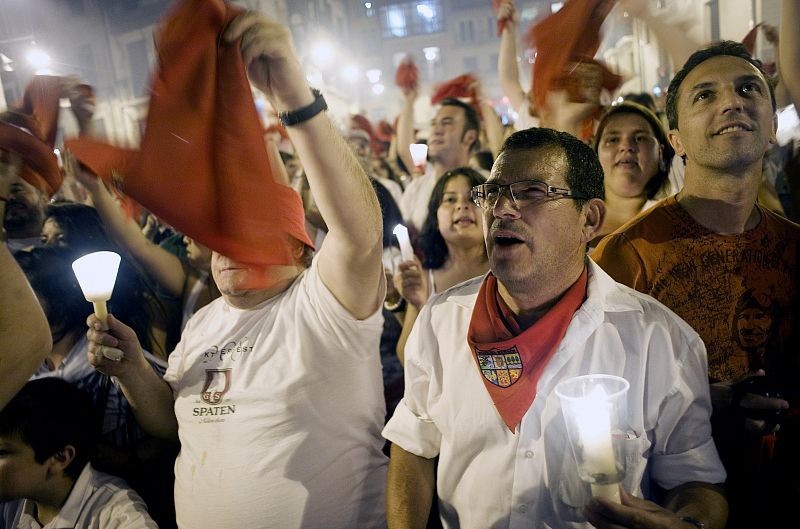 Los asistentes a la Plaza del Ayuntamiento de Pamplona agitan sus pañuelos en el "Pobre de mí", que pone fin a los sanfermines.