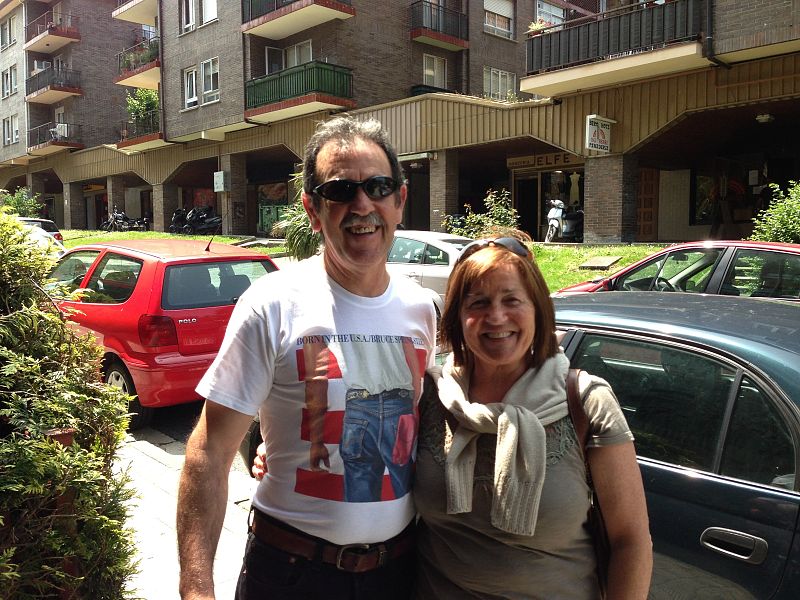 Fotografía de Nati Ortiz y su amigo con la camiseta Born in the USA