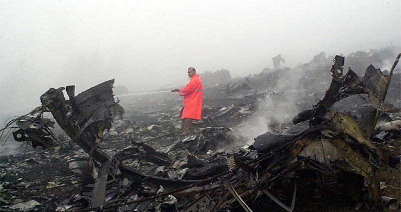 Un bombero turco intenta extinguir las llamas del Yak-42, que quedó completamente destrozado.