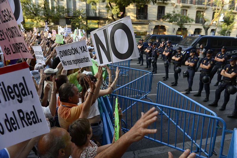 PROTESTAS ANTE LA SEDE DEL PP POR EL CASO BÁRCENAS