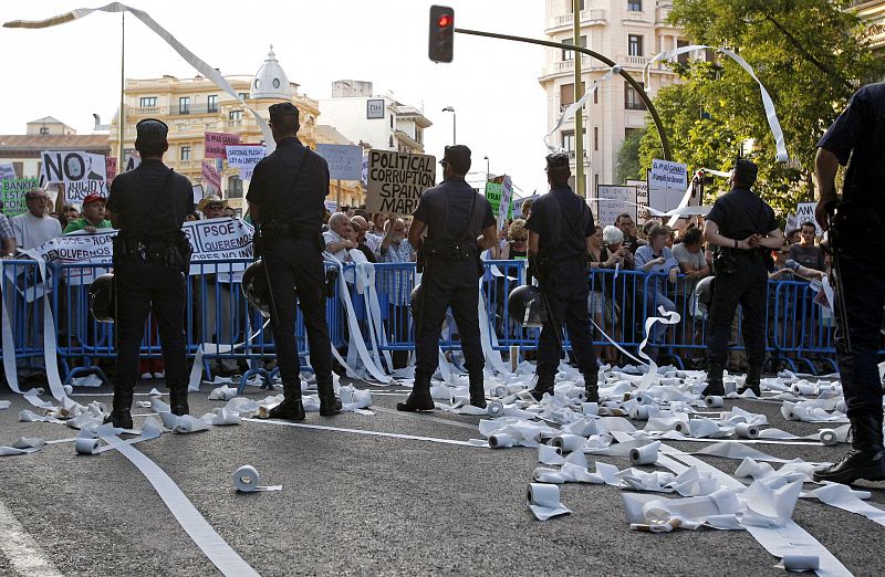 PROTESTAS ANTE LA SEDE DEL PP POR EL CASO BÁRCENAS