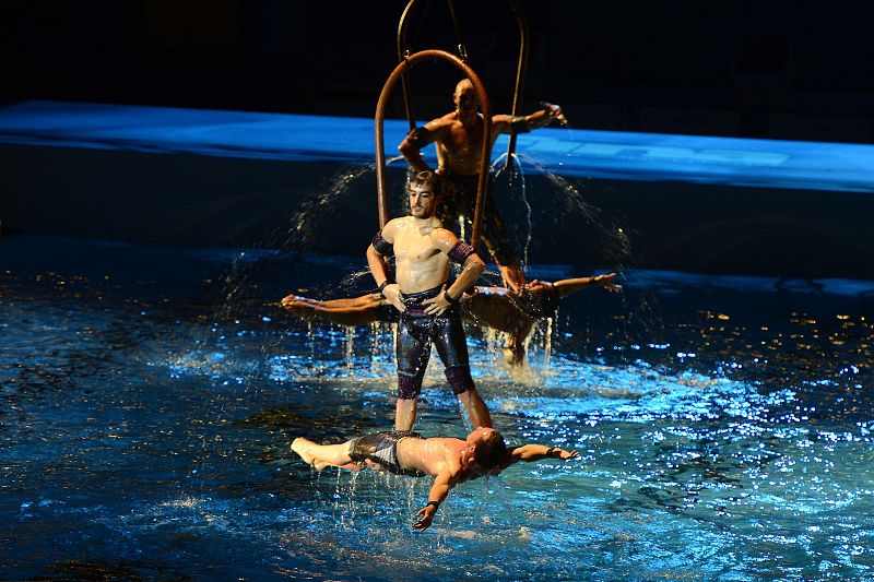 Los acróbatas, en la ceremonia de inauguración.