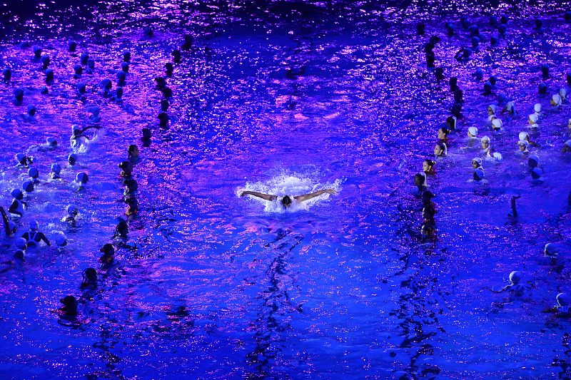 Un nadador hace un largo en la piscina del Mundial, representando la plenitud del deportista.