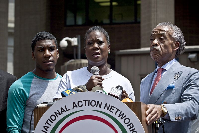 Sybrina Fulton, madre de Trayvon Martin, habla en la protesta en Nueva York