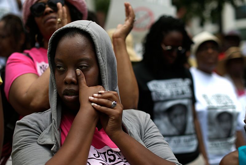 Una mujer llora en una protesta que pide justicia para Trayvon Martin