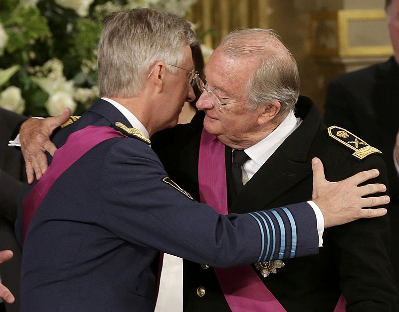 Felipe abraza a su padre tras su coronación