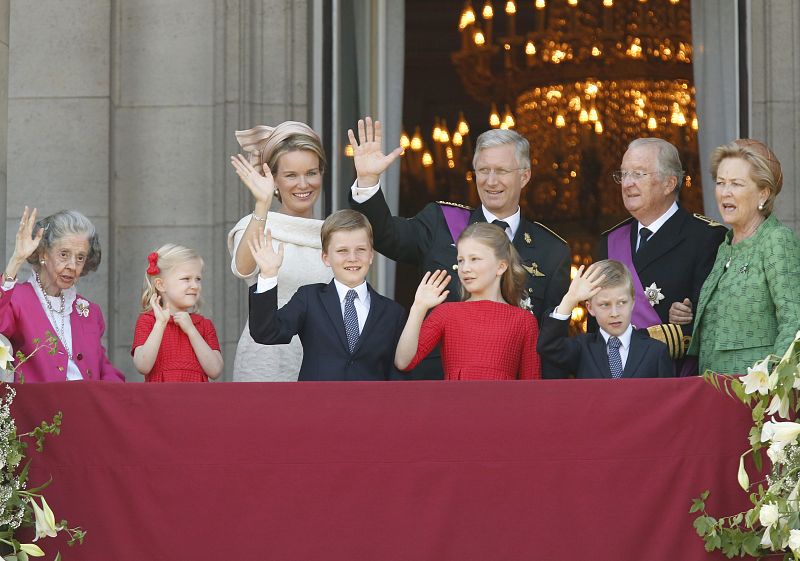 La familia real al completo saluda desde el balcón.