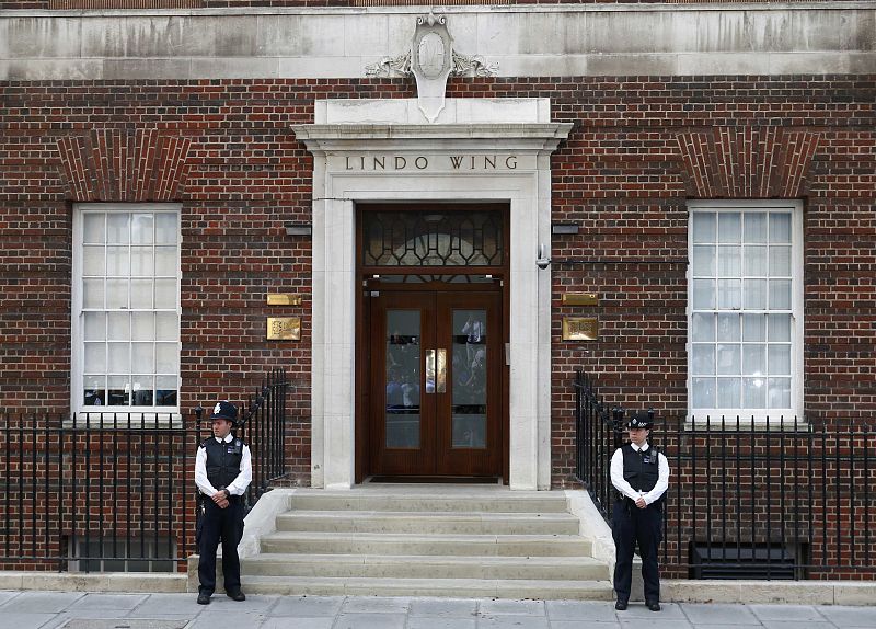 La policía hace guardia ante la entrada del hospital donde ha ingresado la duquesa de Cambridge para dar a luz.