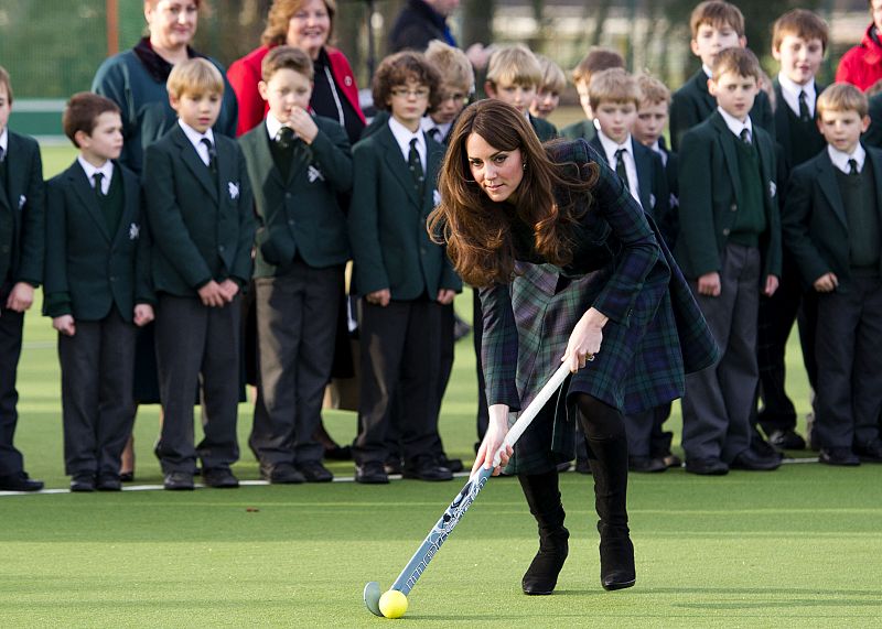 La duquesa Catalina juega al hockey con estudiantes del colegio de St. Adrew cuando ni tan siquiera se ha cumplido un mes de su embarazo.