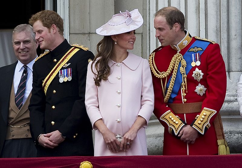 El príncipe Guillermo y su esposa Catalina junto al príncipe Andrew y el príncipe Harry en el balcón de Buckingham Palace después una ceremonia el 15 de junio.