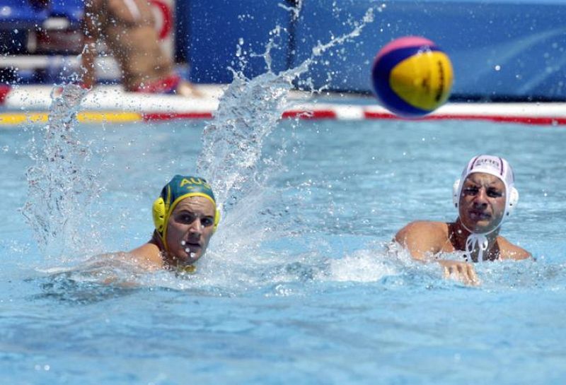 Fotografía del partido de waterpolo masculino Serbia-Australia de la fase de clasificación del Mundial de Natación Barcelona 2013 