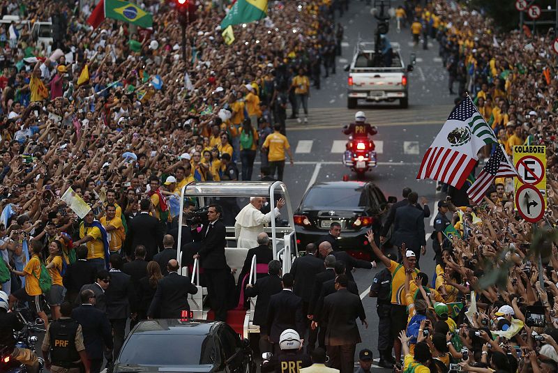 Miles de personas reciben a Francisco en su llegada a Río de Janeiro, Brasil, para la celebración de la Jornada Mundial de la Juventud