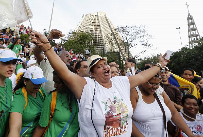 Algunos de los miles de fieles que han recibido al papa Francisco en las calles de Río de Janeiro