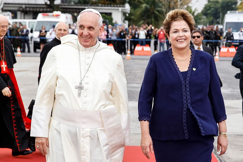 El papa Francisco camina junto a la presidenta brasileña, Dilma Rousseff, a su llegada a Río de Janeiro con motivo de la Jornada Mundial de la Juventud que se celebra en Brasil