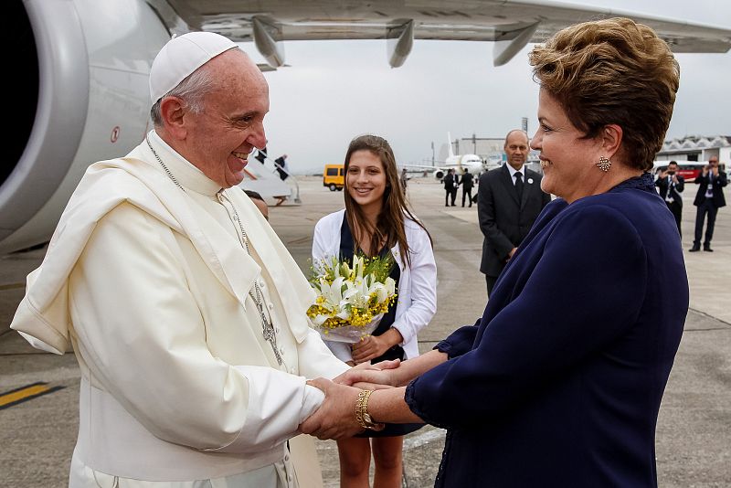 El papa Francisco saluda a la presidente brasileña, Dilma Rousseff, en su llegada a Brasil para la JMJ