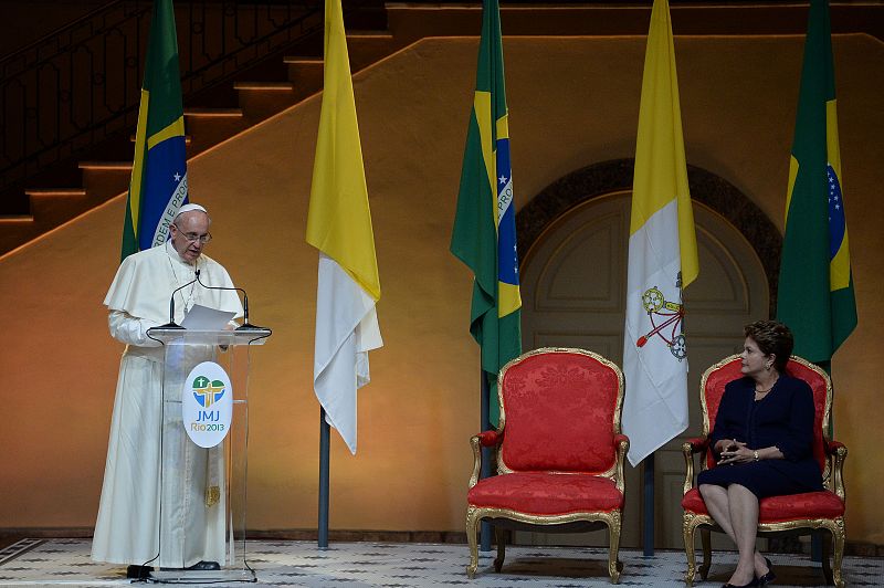 El papa Francisco pronuncia su discurso durante la ceremonia de bienvenida presidida por Dilma Rousseff en el palacio de Guanabara, en Río de Janeiro