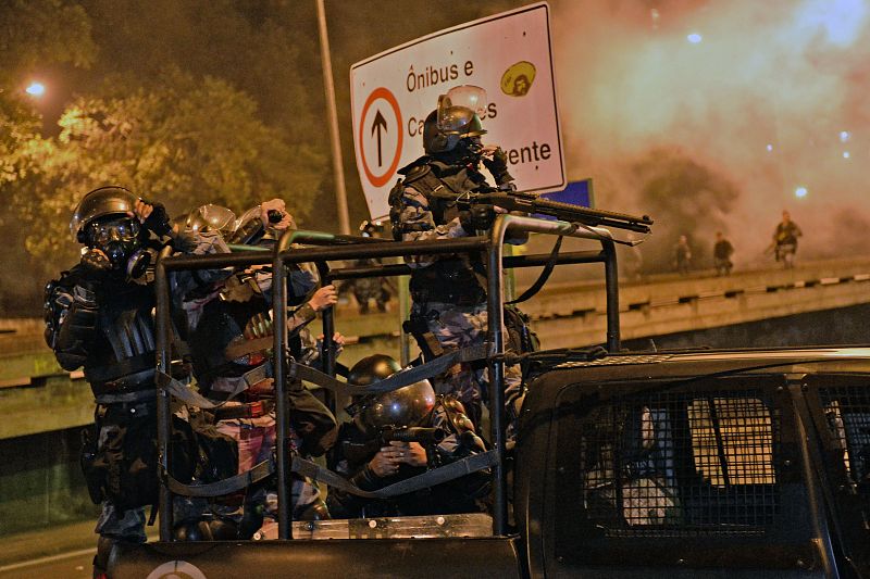 La policía militar de Brasil ha intervenido contra los manifestantes que protestaban por los 53 millones de dólares brasileños de las arcas públicas invertidos en la visita del papa Francisco