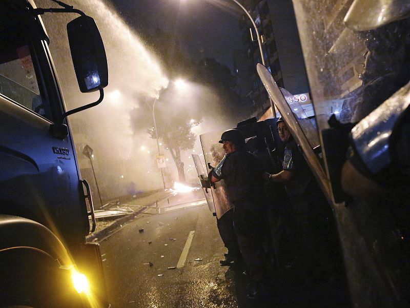 La policía ha empleado cañones de agua, bolas de goma y gases lacrimógenos para disolver las protestas contra la visita del papa en Río de Janeiro