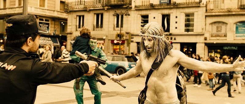 La historia comienza con un peculiar atraco en la madrileña Puerta del Sol.