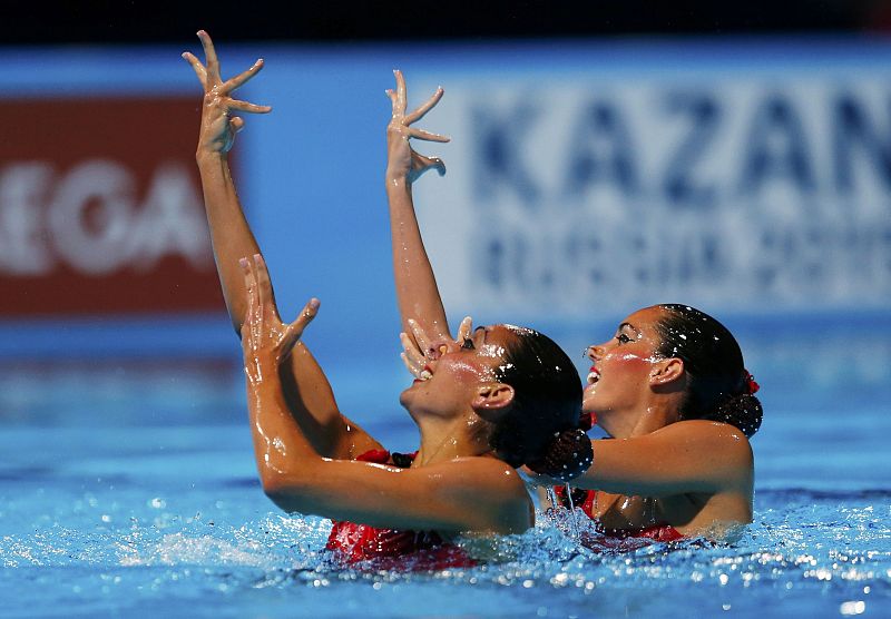 Ona Carbonell y Marga Crespi durante el ejercicio de rutina de solo dúo esta mañana  en la piscina del Palau Sant Jordi en los Campeonatos del Mundo de Natación.