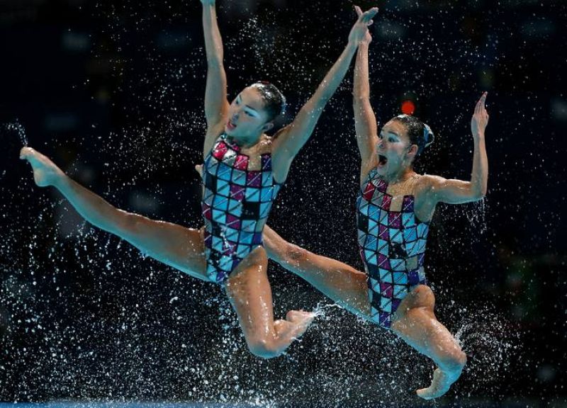  El equipo japonés de natación sincronizada durante su ejercicio en la final de rutina técnica de los Campeonatos del Mundo de Natación