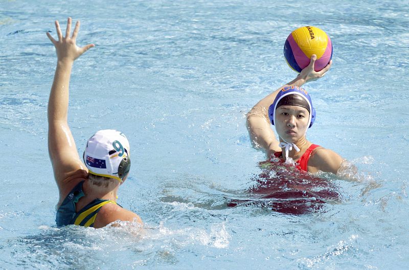 La waterpolista china Huanhuan Ma controla el balón ante la australiana Zoe Arancini durante el partido de la tercera jornada de fase de grupos de los Campeonatos del Mundo de Natació. Australia ganó el partido (14-5).