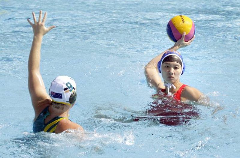 La waterpolista china Huanhuan Ma controla el balón ante la australiana Zoe Arancini durante el partido de la tercera jornada de fase de grupos de los Campeonatos del Mundo de Natació. Australia ganó el partido (14-5).