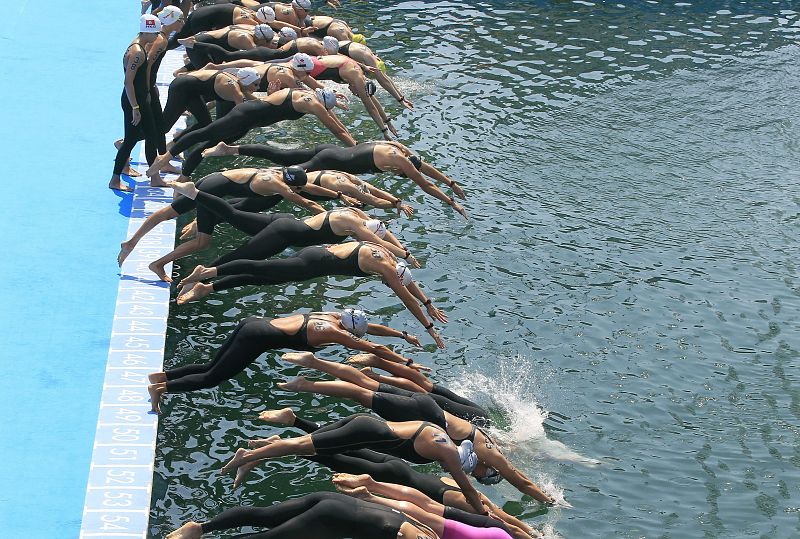 Salida de la prueba de 10 kilómetros en aguas abiertas de mujeres, hoy en Barcelona, durante los Campeonatos del Mundo de Natación