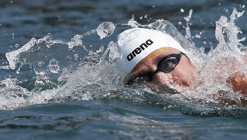 La nadadora húngara Eva Risztov nada durante la final de la prueba de 10 kilómetros en aguas abiertas, hoy en Barcelona.