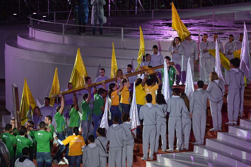 La Cruz de los Jóvenes llega, a hombros de un grupo de fieles, al altar en el que se ha celebrado la misa inaugural de la JMJ en Río de Janeiro, Brasil