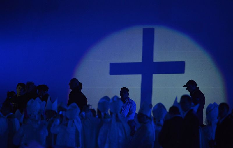 Momento de la eucaristía en el que se puede ver la sombra de la cruz que Juan Pablo II confió a los jóvenes en 1984