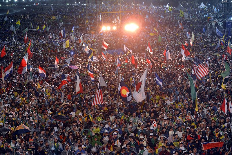 Más de medio millón de personas, según el portavoz del Vaticano, ha asistido a la eucaristía en Copacabana con la que ha comenzado la JMJ de Brasil 2013