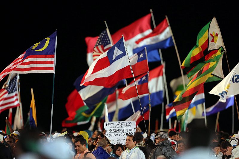 Banderas de multitud de países ondean durante la eucaristía en Copacabana con la que ha dado comienzo la JMJ de Brasil 2013