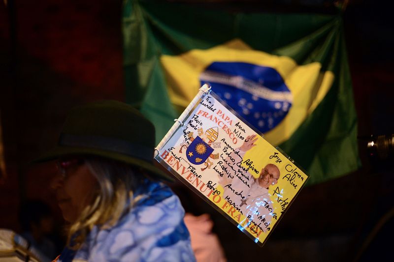 Una tarjeta, firmada por un grupo de fieles, da la bienvenida al papa Francisco a Brasil, donde se celebra la JMJ de 2013