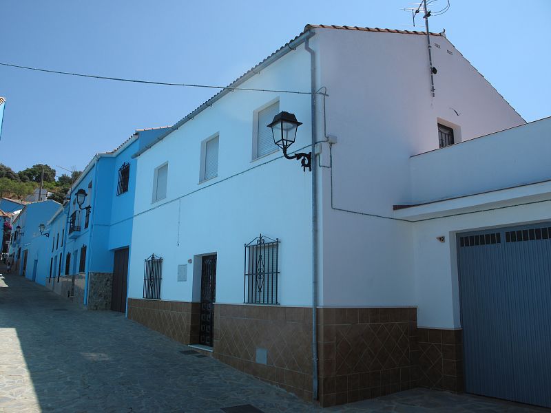 Una de las dos únicas casas que no están pintadas de azul en Júzcar