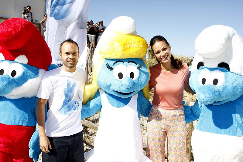 Andrés Iniesta y Eva González posando con los Pitufos