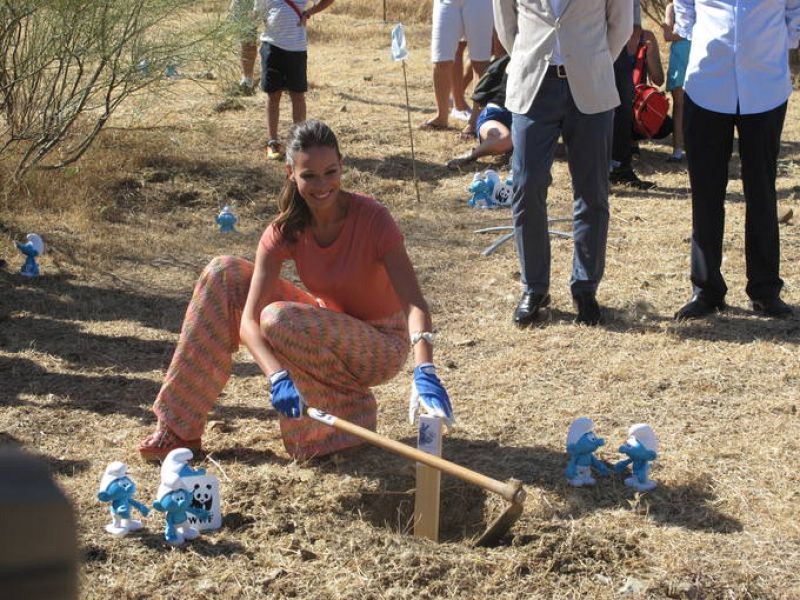 Eva González clavando su estaca