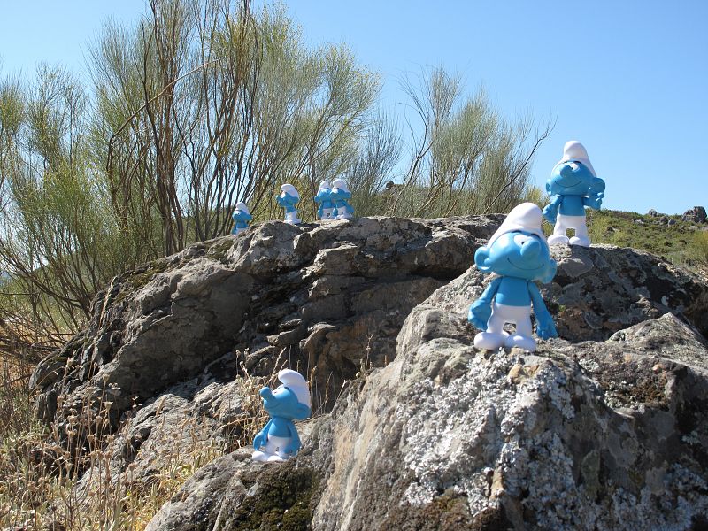 Los Pitufos paseando por el paraje "El Romeral", donde se plantará el bosque