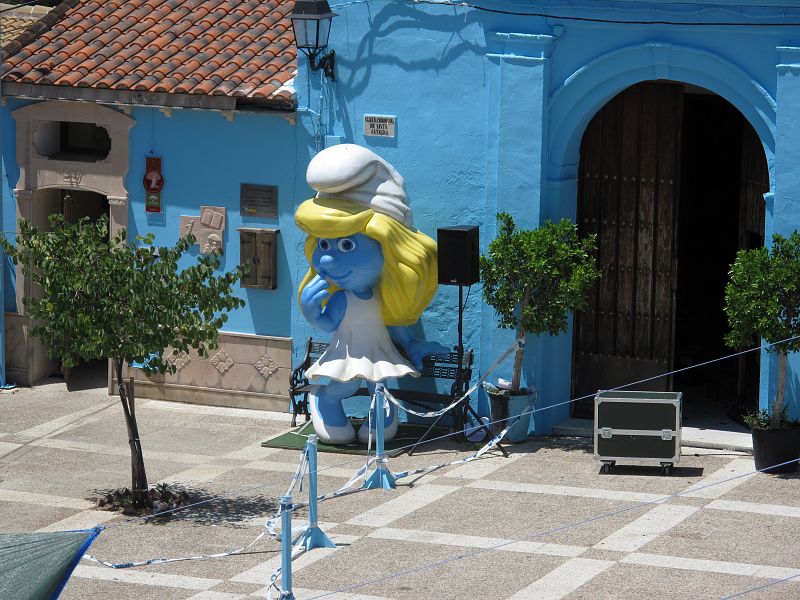 Una estatua gigante de Pitufina