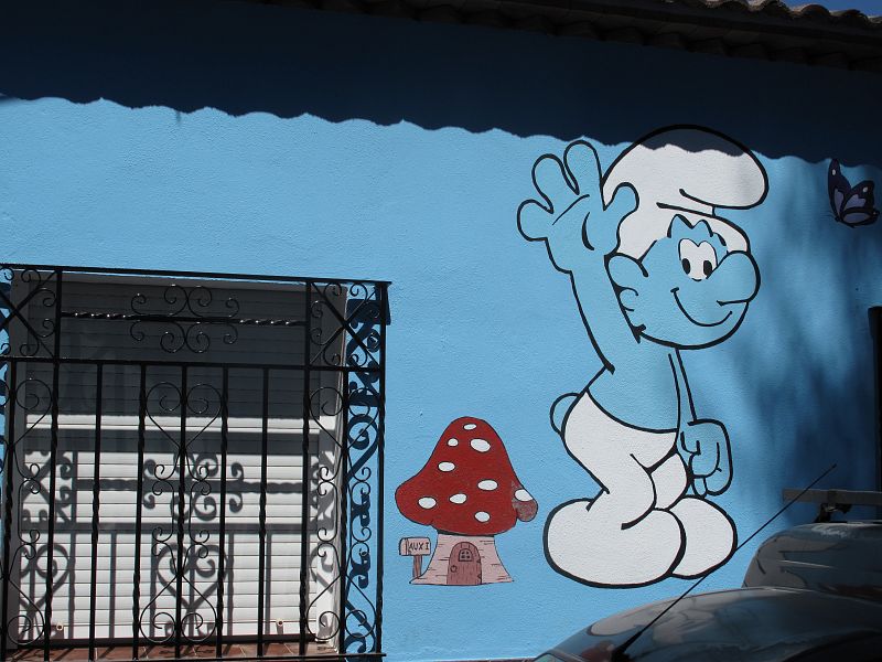 Además de pintado de azul, el pueblo también está decorado con Pitufos